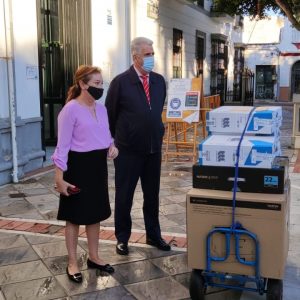 La Diputada de Innovación entrega al Ayuntamiento de Chipiona cuatro equipos informáticos, dos de ellos para el Museo Rocío Jurado