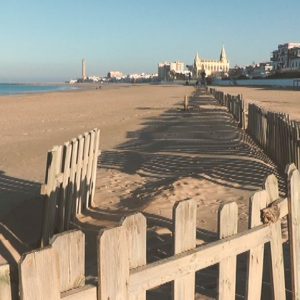Lucas Díaz anuncia el inicio de la colocación de retenedores de arena en las playas de Chipiona