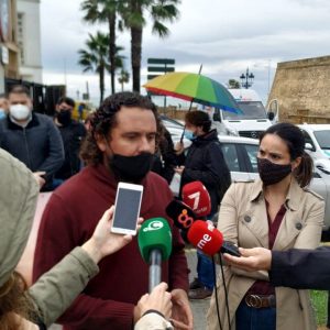 Alcaldes y cargos públicos de IU Cádiz entregan un escrito en Subdelegación por la intervención de España en el conflicto del Sáhara