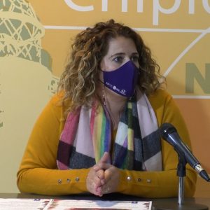 Luz María Caraballo presenta un concurso de adornos navideños de exterior en el que se valora la participación de las personas mayores