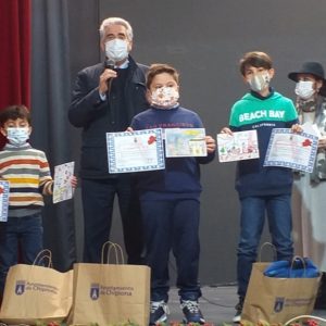 Entregados los premios del Concurso de christmas navideños para escolares de Chipiona organizado por la Delegación de Educación