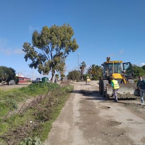El Ayuntamiento de Chipiona repara el firme del tramo final del camino del Abulagar a la espera del Plan Itínere