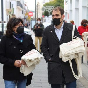 IU lleva a Diputación la difícil situación de la flor cortada en Chipiona y pide cooperación provincial en el diseño de un Plan Estratégico para el sector