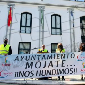 Una concentración convocada por Acitur reclama al Ayuntamiento de Chipiona ayudas y exenciones de impuestos por la pandemia