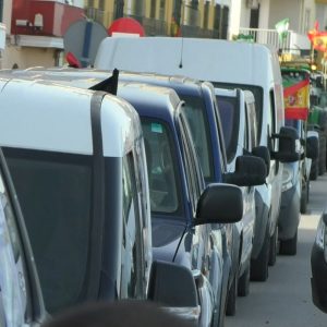Varios centenares de vehículos partieron de Chipiona en apoyo del sector primario, el transporte y los autónomos