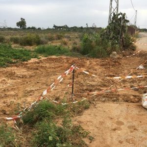 Vecinos y agricultores de la  Hijuela de María hasta el gorro de las continuas averías de la red de Comunidad de Regantes que tienen destrozado el camino