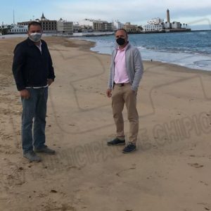 Lucas Díaz inspecciona las playas de Chipiona comprobando que no hay presencia de chapapote tras lo acaecido en Huelva