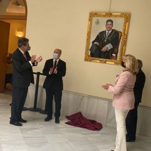 Presentado el retrato oficial del decano emérito del Colegio de abogados de Sevilla José Joaquín Gallardo Rodríguez