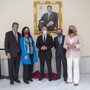 El Ministro de Justicia asistió a la presentación del retrato del decano emérito de los abogados sevillanos José Joaquín Gallardo