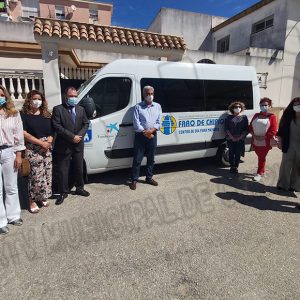 Presentado un nuevo vehículo para el servicio de transporte de los usuarios del centro de día de AFA Alzheimer ‘Faro de Chipiona’