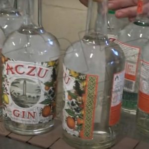 La imagen del Faro de Chipiona recorre el mundo con la nueva ginebra  Aczu Gin de Destilerías Galafate