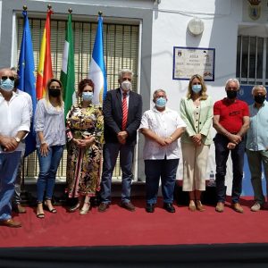 Un aula del Centro de Educación de Adultos de Chipiona lleva desde hoy el nombre Juan Mellado Poza en reconocimiento a sus 35 años como docente