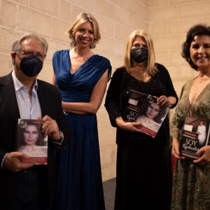 Dos grandes artistas, María José Santiago y Manuel Cerpa arropan a Marina Bernal en la presentación en Jerez de sus libros Soy Raphaelista y Canta, Rocío canta