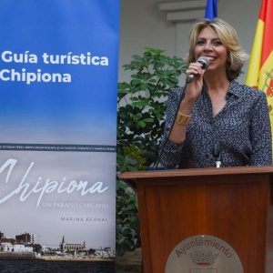 El libro “Chipiona un paraíso cercano” de Marina Bernal promociona ya a la localidad en todo el mundo