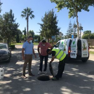 Lucas Díaz supervisa los trabajos del plan de choque de desratización y desinsectación en Costa Ballena Chipiona