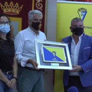 El presidente del Cádiz Club de Fútbol presenta en el Ayuntamiento de Chipiona la campaña ‘Todos somos Cádiz’