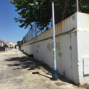 Cuatro años después de la inauguración de la calle de Pedro Carrasco en Chipiona continúa sin estar bien rotulada