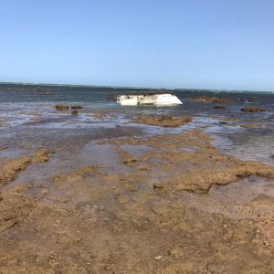 Cerrado al baño el tramo de la playa de Regla entre el espigón y el faro ante la ubicación del casco de una embarcación que naufragó