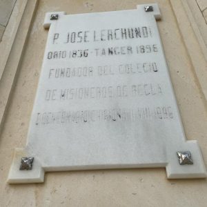 Lamentable estado de la lápida monumental del Padre José Lerchundi en su 125 aniversario