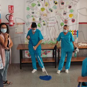 Laura Román supervisa la limpieza integral de los centros educativos previa al inicio del curso