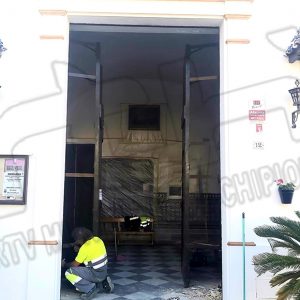 La Hermandad del Cristo de las Misericordias acomete el cambio de la puerta que da acceso a su capilla