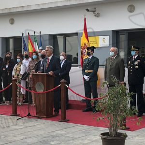 El Ayuntamiento de Chipiona y la Guardia Civil homenajean a la Bandera de España en el Día de la Hispanidad