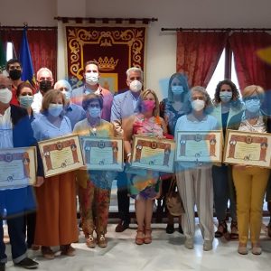 Nueve docentes jubilados este curso y el anterior recibieron ayer el homenaje de la comunidad educativa chipionera