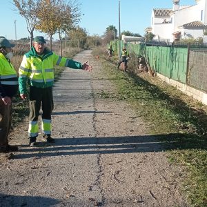 Tano Guzmán anuncia el comienzo de los trabajos de desbroce de la Vía Verde de Chipiona