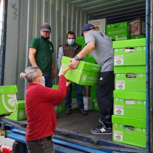 Un contenedor cargado con la ayuda de Chipiona se dirige ya a la isla de La Palma