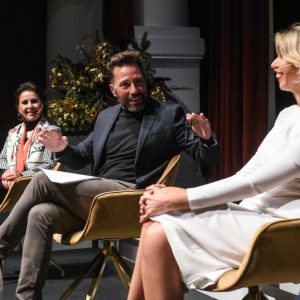 María José Santiago  canta en la presentación en Sevilla del libro del centenario de Lola Flores, “Lola, el brillo de sus ojos”