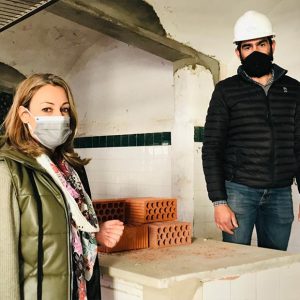 María Naval visita el Mercado de Abastos de Chipiona para dar a conocer en que momento se encuentran los trabajos de rehabilitación