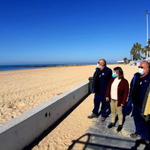 María Naval anuncia que ya se encuentran realizando trabajos para habilitar las playas de Chipiona lo antes posible