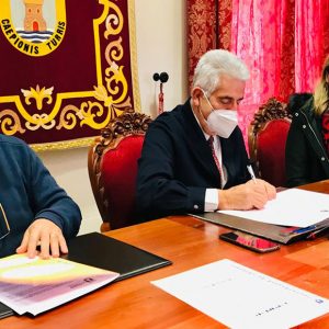 Ayuntamiento de Chipiona y Acitur firman el convenio de una subvención a la entidad empresarial