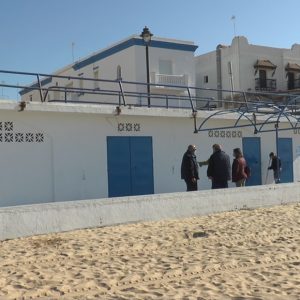 La Delegación de Playas procede a la apertura de los aseos en la Playa de las Canteras, Regla y Tres Piedras