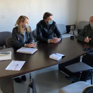 La protección de la flora y la fauna y la accesibilidad en las playas de Chipiona centran una reunión de María Naval y el CANS