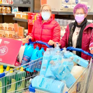 Luz María Caraballo agradece a la Tienda Solidaria la donación de productos de higiene del hogar que se entregarán este mes a familias necesitadas