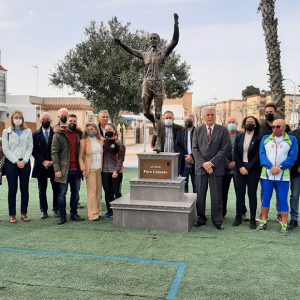 Chipiona perpetúa el recuerdo de Paco Guisado y sus valores en el deporte con una estatua en la Glorieta de los Corredores