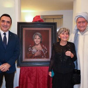Antonio Montiel presenta el retrato de Rosa Francia, esposa del alcalde de Málaga en la Cámara de Comercio