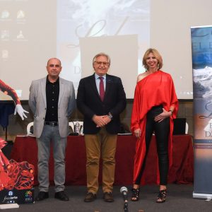 Muchos chipioneros arroparon a Marina Bernal en la presentación de su libro sobre Lola Flores