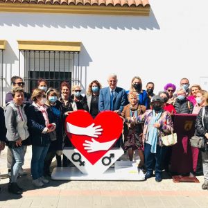 Igualdad inaugura un monolito de reconocimiento a las personas cuidadoras como fin de los actos del Día de la Mujer