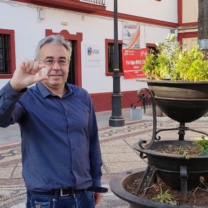 Pepe Mellado anuncia que ya ha sido contratada la empresa que va a reparar el canto rodado del suelo de la plaza Pío XII
