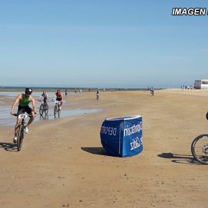 El deporte del triatlón vuelve, tras dos años, a promocionar las playas de Chipiona
