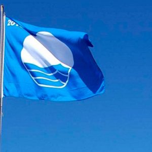Chipiona renueva las Banderas Azules en las playas de Regla, Camarón-La Laguna, Cruz del Mar-Canteras, Micaela y Las Tres Piedras-La Ballena y el puerto deportivo