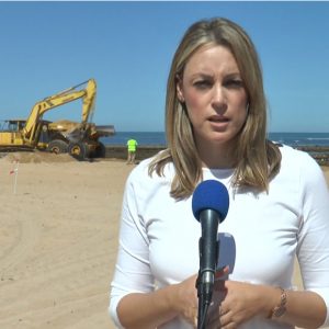 María Naval: Chipiona se ahorra 20.000 euros con la nivelación de la arena de la Cruz del Mar que realiza Costas