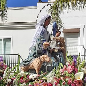 La comunidad educativa del colegio Divina Pastora finaliza el triduo con la procesión de la Virgen y la eucaristía en la Parroquia