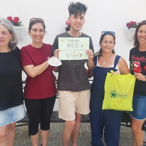 La comunidad educativa del colegio Lapachar dona 850 euros de su carrera solidaria a la Asociación de Síndrome de Prader Willi