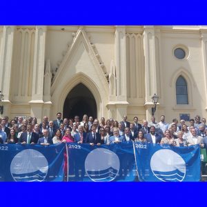 El claustro del Santuario de Regla ha sido hoy escenario de la entrega de Banderas Azules a los municipios andaluces