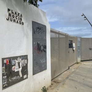 Cinco años después de denunciarlo RJ La Más Grande, el Ayuntamiento de Cádiz sigue sin adecentar el rótulo de la plaza de Rocío Jurado
