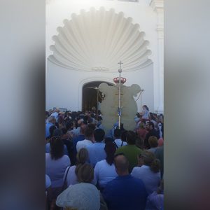 Imagen histórica, el Simpecado de Chipiona por primera vez en el interior del Santuario del Rocío