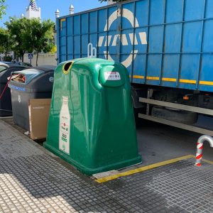 Chipiona contará con un mayor número de contenedores para el depósito de vidrio en la temporada de verano